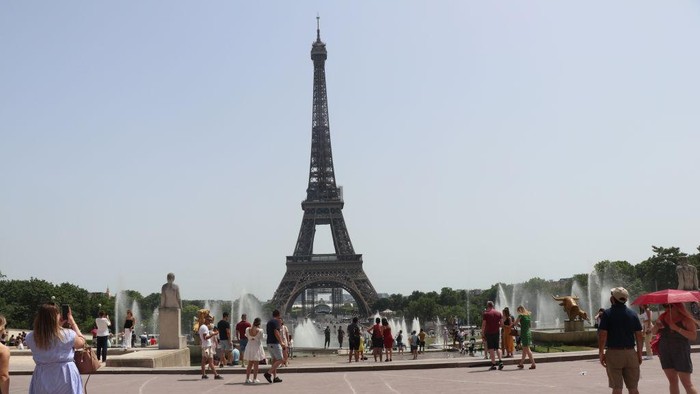 Gelombang panas di Prancis, warganya ramai-ramai berendam di kolam Menara Eiffel