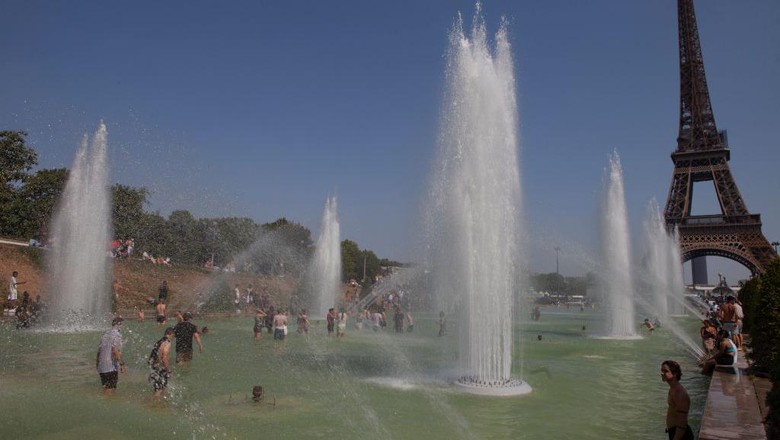 Gelombang panas di Prancis Gelombang panas di Prancis, warganya ramai-ramai berendam di kolam Menara Eiffel