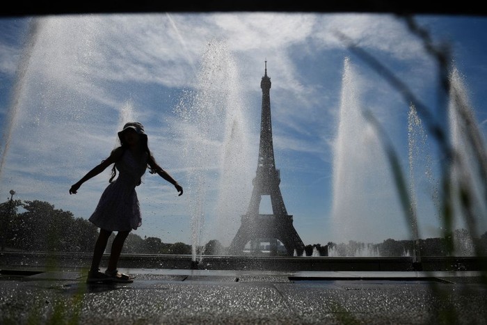 Gelombang panas di Prancis, warganya ramai-ramai berendam di kolam Menara Eiffel