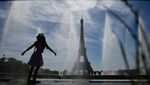 Tak Kuat Kena Panas, Warga Prancis Berendam di Depan Menara Eiffel