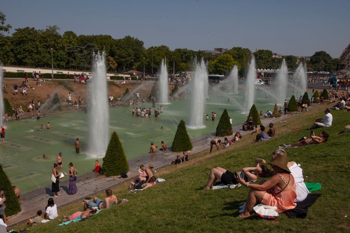 Gelombang panas di Prancis, warganya ramai-ramai berendam di kolam Menara Eiffel