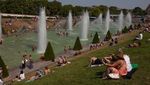 Tak Kuat Kena Panas, Warga Prancis Berendam di Depan Menara Eiffel