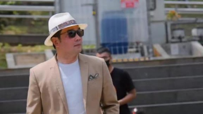 Gubernur Jawa Barat Ridwan Kamil (RK) mencoba catwalk di Taman Dukuh Atas, Jakarta, tempat Citayam Fashion Week.