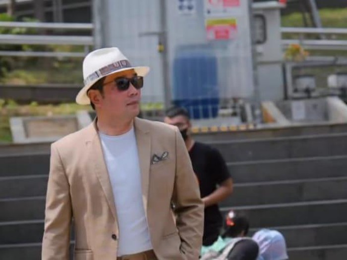Gubernur Jawa Barat Ridwan Kamil (RK) mencoba catwalk di Taman Dukuh Atas, Jakarta, tempat Citayam Fashion Week.
