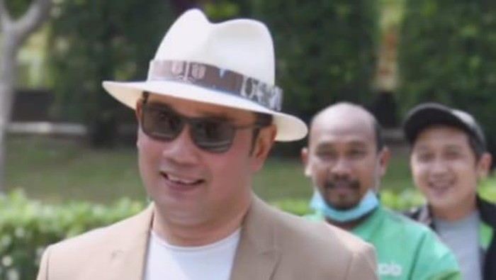 Gubernur Jawa Barat Ridwan Kamil (RK) mencoba catwalk di Taman Dukuh Atas, Jakarta, tempat Citayam Fashion Week.