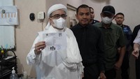 Potret Habib Rizieq memperlihatkan berkas bebas bersyarat. (Foto: Dok. Istimewa)