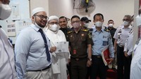 Habib Rizieq saat menunjukkan dokumen tentang bebas bersyarat (Dok. Istimewa)