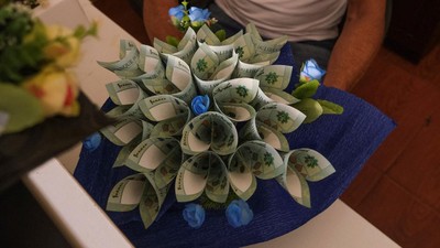 Wow... Pedagang Ini Jualan Buket Uang Saat Lebanon Dilanda Krisis