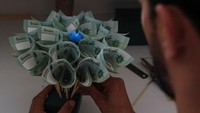 Tamara Hariri, pengusaha berusia 30 tahun itu mengatakan bahwa dia memulai konsep buket uang tunai lebih dari sebulan yang lalu. Ironi, menawarkan alternatif bunga dengan harga tinggi di negara yang kekurangan uang itu.