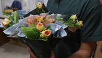 Harga yang ditawarkan Hariri tergantung ukuran buket dan jumlah uang tunai yang digunakan di dalamnya. Bisanya mereka bisa menghasilkan keuntungan USD 10 atau sekitar Rp 149 ribu.