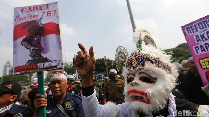 Pegawai Perhutani menggelar unjuk rasa di kawasan Patung Kuda, Jakarta Pusat, Rabu (20/7/2022). Mereka menuntut Surat Keputusan (SK) 287 Menteri Lingkungan Hidup dan Kehutanan (LHK) yang dianggap memberikan ruang pada kelompok tertentu dicabut.