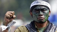 Dengan mengenakan ikat kepala putih bertuliskan Selamatkan Hutan Jawa, mereka terus berorasi menyuarakan aspirasinya.
