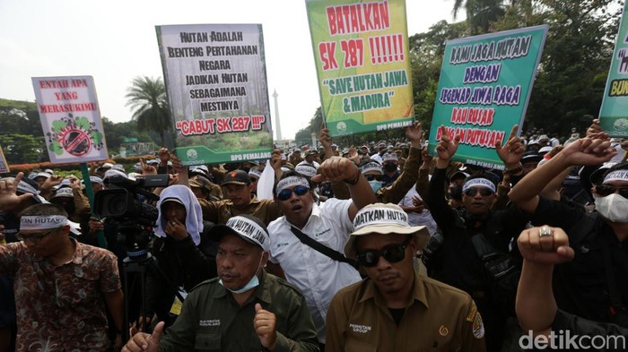 Pegawai Perhutani menggelar unjuk rasa di kawasan Patung Kuda, Jakarta Pusat, Rabu (20/7/2022). Mereka menuntut Surat Keputusan (SK) 287 Menteri Lingkungan Hidup dan Kehutanan (LHK) yang dianggap memberikan ruang pada kelompok tertentu dicabut.