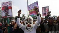 Salah satu pegawai Perhutani ikut demo dengan mengenakan kostum Hanoman di kawasan Patung Kuda, Jakarta Pusat, Rabu (20/7/2022).