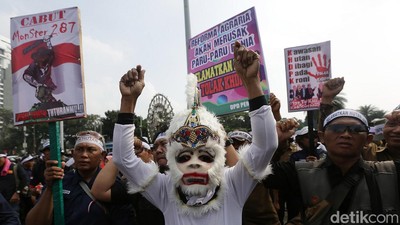 Aksi Hanoman Bersama Pegawai Perhutani Tolak SK 287