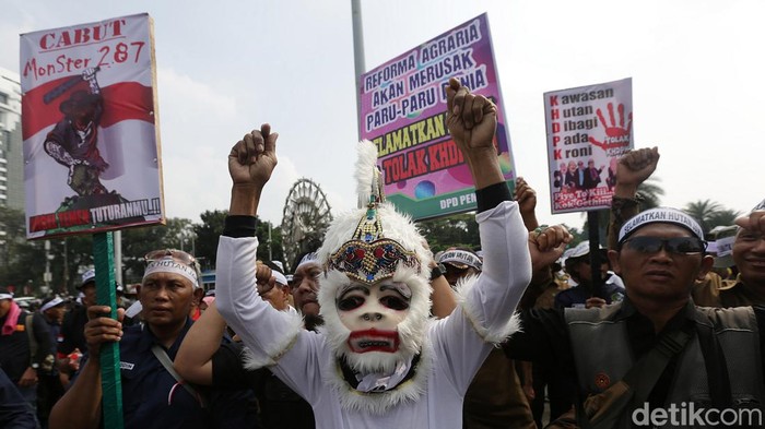 'Hanoman' Bersama Pegawai Perhutani Demo Tolak SK 287 Pegawai Perhutani menggelar unjuk rasa di kawasan Patung Kuda, Jakarta Pusat, Rabu (20/7/2022). Mereka menuntut Surat Keputusan (SK) 287 Menteri Lingkungan Hidup dan Kehutanan (LHK) yang dianggap memberikan ruang pada kelompok tertentu dicabut.