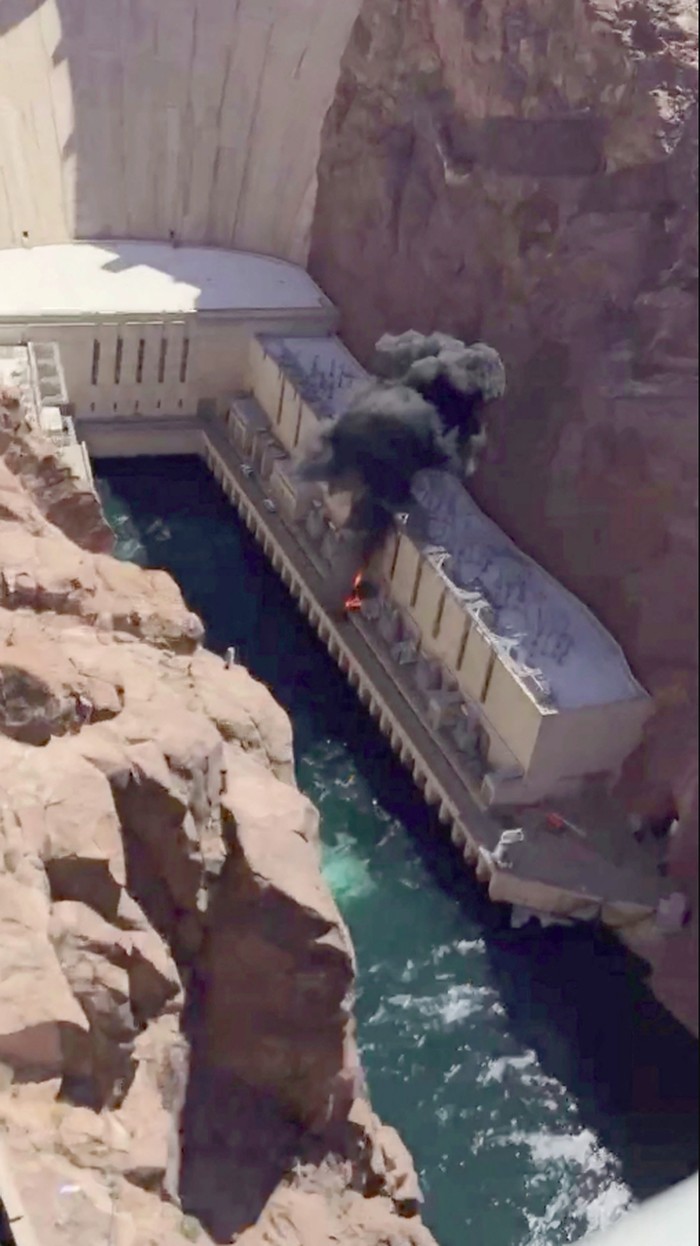 Hoover dam meledak