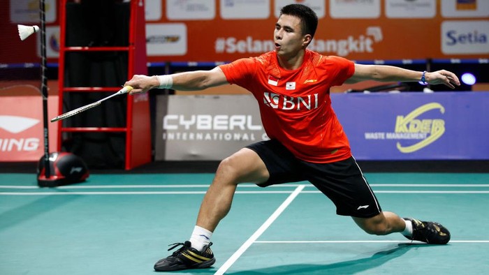 KUALA LUMPUR, MALAYSIA - 2022/02/20: Rumbay Ikhsan Leonardo Imanuel of Indonesia plays against Ng Tze Yong of Malaysia during the final of the team mens singles match at the Badminton Asia Team Championships 2022 in Shah Alam on the outskirt of Kuala Lumpur. (Photo by Wong Fok Loy/SOPA Images/LightRocket via Getty Images)