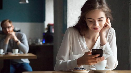 Ilustrasi Pria dan Wanita Jatuh Cinta