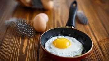 Teflon: Saat bekerja di DuPont sebagai ahli kimia, Roy J Plunkett meneliti zat pendingin. Tahun 1938, ia menemukan sampel beku tetrafluoroetilena tiba-tiba berubah jadi polimer putih berlilin yang disebut polytetrafluoroethylene (atau PTFE). Akhirnya diberi nama Teflon, dia menemukan PTFE ini tidak reaktif terhadap hampir semua bahan kimia. Meski sebagian besar dipakai dalam peralatan masak anti lengket, PTFE adalah sumber daya berharga di industri kedirgantaraan, otomotif, industri, dan farmasi. Foto: Getty Images/iStockphoto/peredniankina