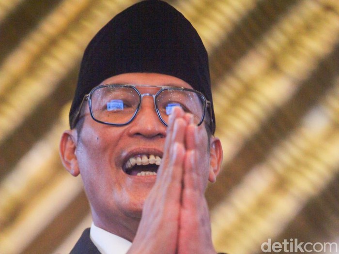 Inarno Djajadi sebagai Kepala Eksekutif Pengawas Pasar Modal merangkap anggota