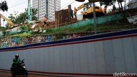 Tidak ada bau gas yang tercium di lokasi. Lalu lintas ke arah Cawang sudah dibuka kembali.