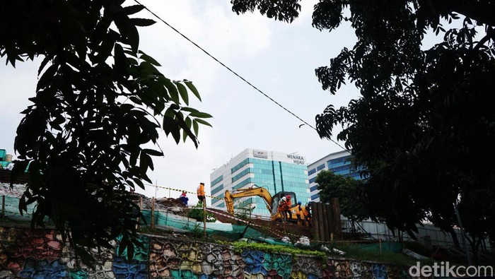 Ini Lokasi Semburan Gas di Cawang Sejumlah pekerja tengah melakukan pekerjaan di lokasi semburan gas di kawasan Cawang, Jakarta, Rabu (20/7/2022). Semburan gas terjadi akibat pemasangan tiang pancang pembangunan halte integrasi TransJakarta, KRL, dan LRT di kawasan Cawang.