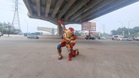 Pria bernama Firas Firdaus (28) sempat ditolong oleh pria yang biasa bekerja sebagai badut Iron Man setelah terseret oleh truk Pertamina yang mengalami kecelakaan maut di Jalan Transyogi, Cibubur, Kota Bekasi. Usut punya usut, sosok Iron Man tersebut bernama Kurwanto (21).Kurwanto merupakan seorang pria asal Sumber, Cirebon. Kini dia tinggal di sebuah rumah kontrakan yang berlokasi di Jalan Cempaka, Jatisampurna, Kota Bekasi.