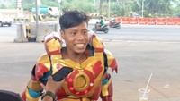 Kurwanto lalu menuturkan peristiwa kecelakaan maut truk Pertamina menabrak sejumlah kendaraan pada Senin (18/7/2022). Saat kejadian, dia sedang mengamen di lokasi. Kurwanto menyaksikan bagaimana detik-detik peristiwa ngeri itu terjadi.Langsung lari saya ke sini, lari nolongin yang selamat yang kaki kejepit pake motor. Soalnya gak ada yang nolongin, pada sibuk rekamin. Ya allah. Saya kira korban cuma satu, pas saya lihat ke belakang Astagfirullah, ucapnya mengingat kejadian itu.