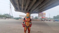 Sebelumnya, Kurwanto berprofesi sebagai tukang las di kampung halamannya yang berlokasi di Sumber, Cirebon.Kurwanto mengatakan, baju iron man yang dia gunakan sehari-hari untuk mengamen dia beli dari saudaranya dengan harga Rp 1.5 juta.Dalam satu hari, dia biasa memperoleh keuntungan mulai dari Rp 200 ribu - Rp 800 ribu.