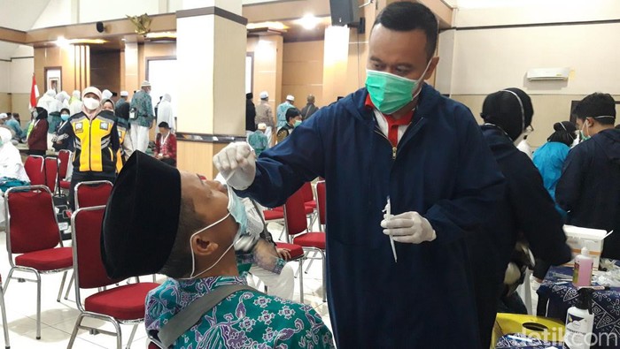 Jemaah haji Embarkasi Solo menjalani tes swab antigen setibanya di Asrama Haji Donohudan Boyolali.