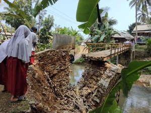 Siswa di Pandeglang Seberangi Sungai demi Sekolah Imbas Jembatan Rusak
