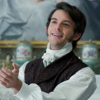 Sebelum ‘Wicked’, namanya telah melambung lewat serial populer Netflix ‘Bridgerton’, di mana dia berperan sebagai Anthony Bridgerton. Foto: Dok. Netflix