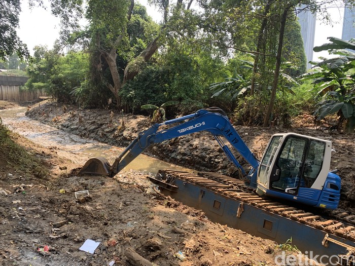 Kali Angke di Kembangan Utara yang menanti turap agar tak meluap bikin banjir lagi. Kondisi 20 Juli 2022. (Mulia Budi/detikcom)