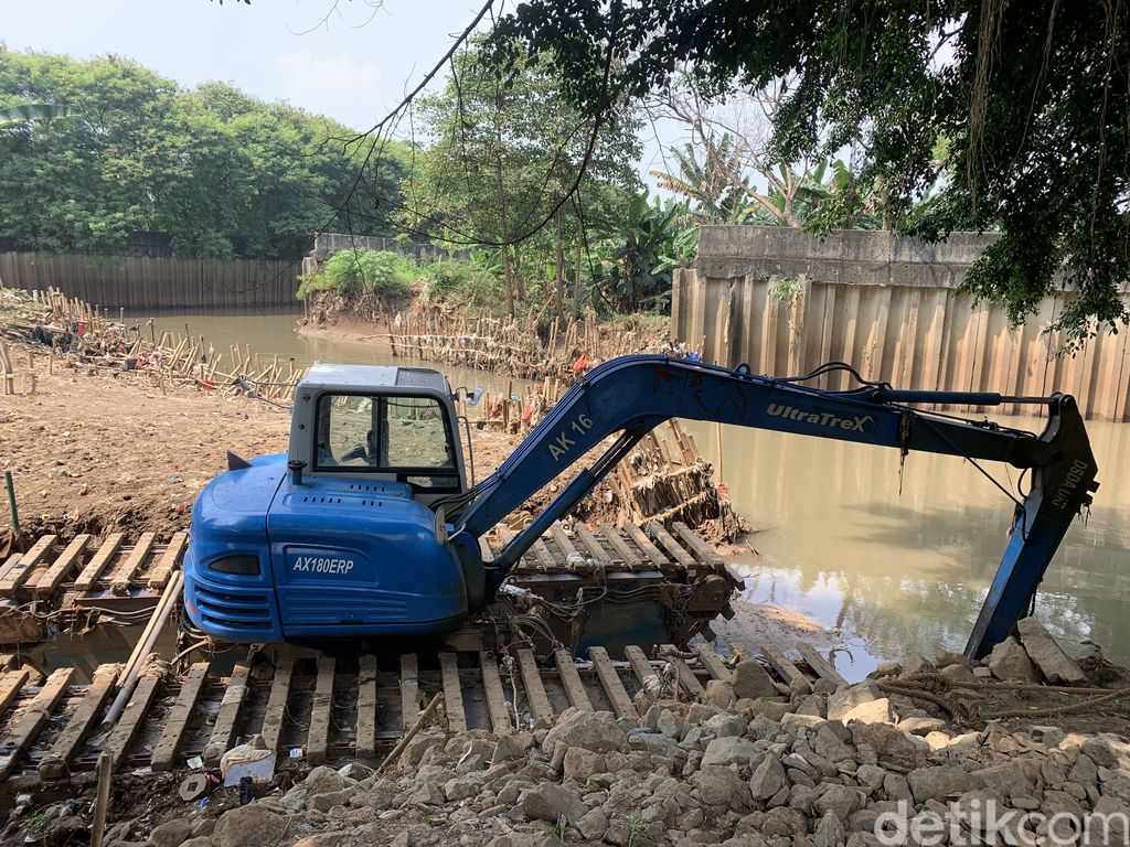 Kali Angke di Kembangan Utara yang menanti turap agar tak meluap bikin banjir lagi. Kondisi 20 Juli 2022. (Mulia Budi/detikcom)