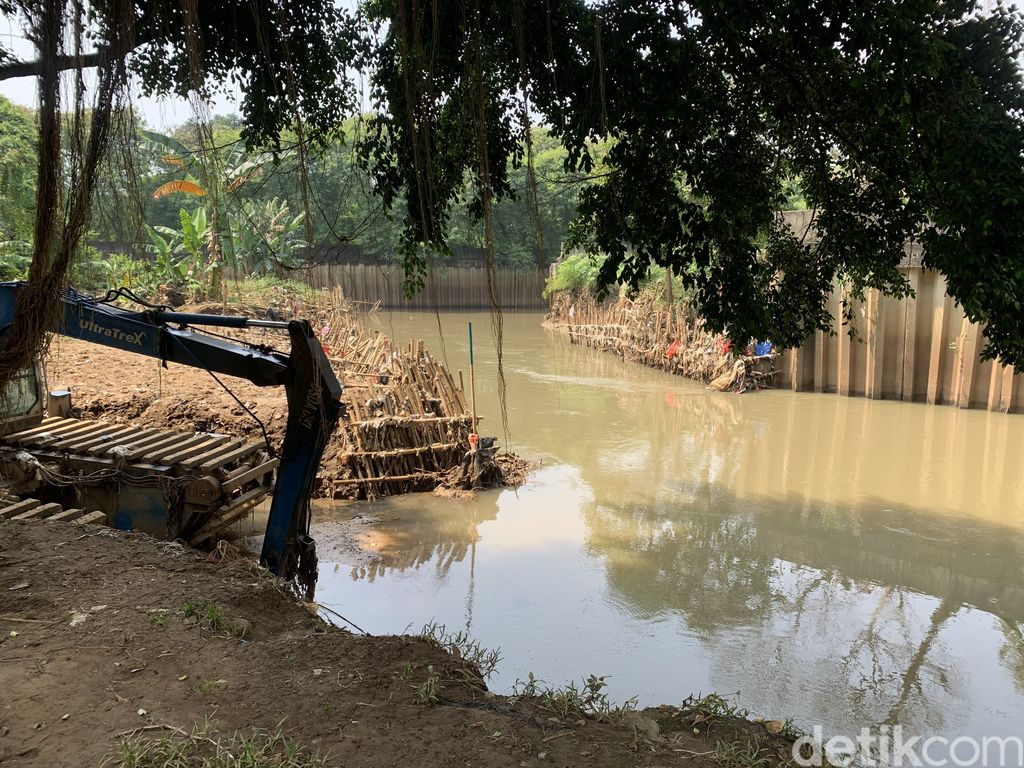Kali Angke di Kembangan Utara yang menanti turap agar tak meluap bikin banjir lagi. Kondisi 20 Juli 2022. (Mulia Budi/detikcom)