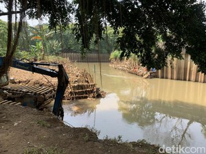 Kondisi Kali Angke Kembangan yang Sempat Meluap, Kini Menanti Turap