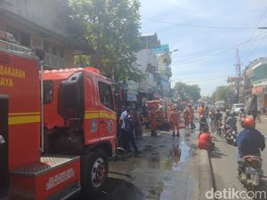 Rumah Lantai 2 di Karang Tembok Surabaya Terbakar, Lalin Sempat Macet
