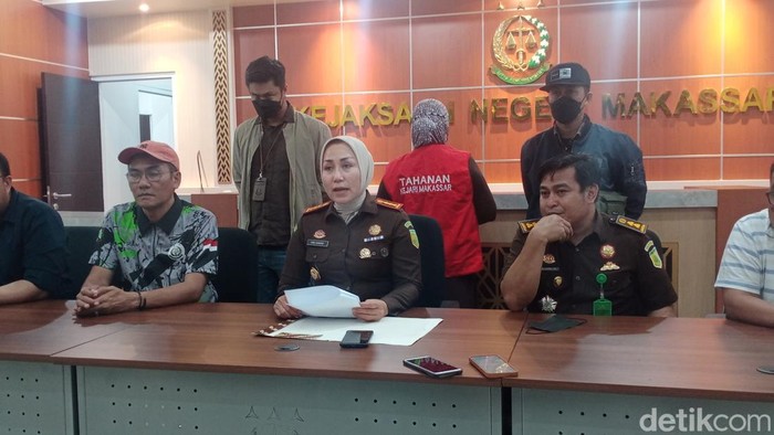 Kejari Makassar rilis kasus penangkapan buronan kasus korupsi block grant Kemenag Sulsel.
