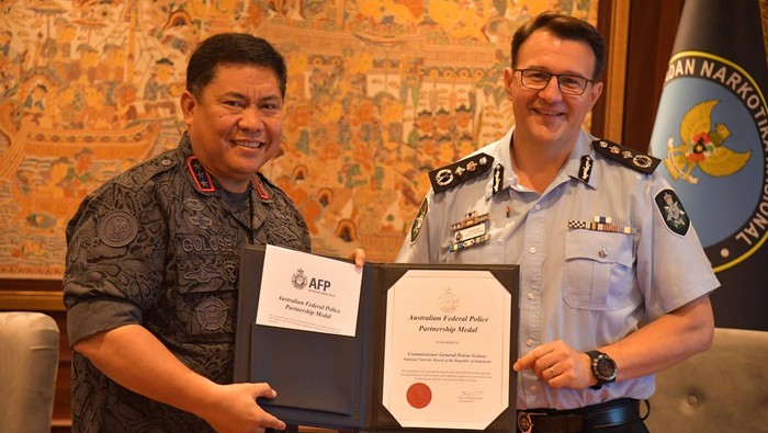 Kepala BNN Komjen Petrus Golose menerima Partnership Medal dari Australian Federal Police (AFP)