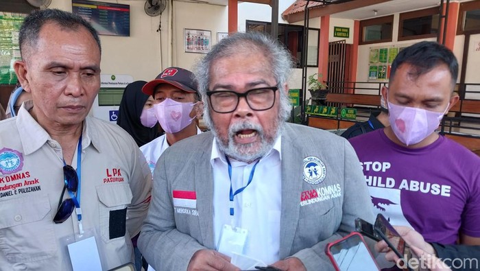 Ketua Komnas PA, Arist Merdeka Sirait saat diwawancarai awak media.