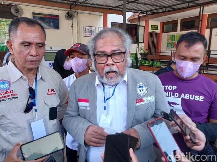 Ketua Komnas PA, Arist Merdeka Sirait saat diwawancarai awak media.