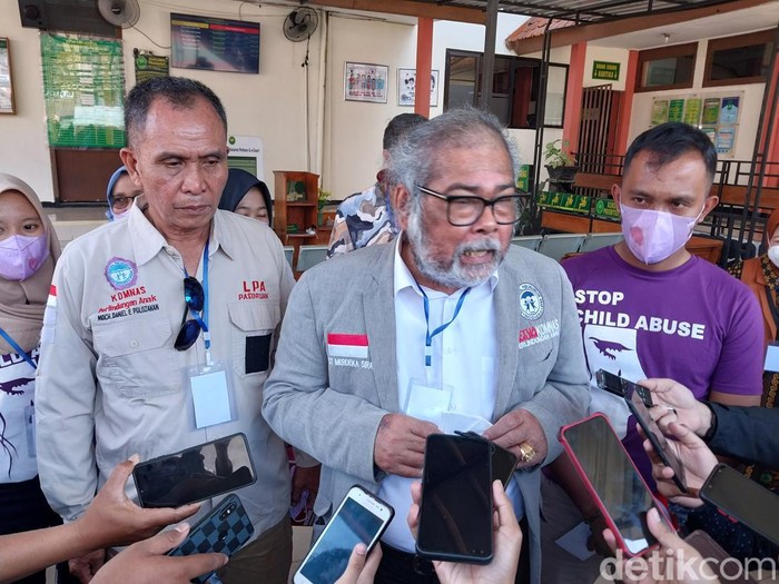Ketua Komnas PA Arist Merdeka Sirait saat menyampaikan kekecewaan usai sidang di Pengadilan Negeri Malang Kelas I