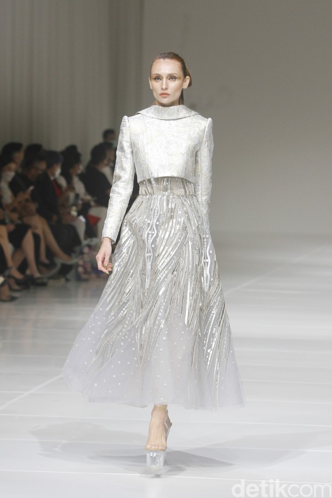 Inilah koleksi terbaru Sebastian GKoleksi busana terbaru Sebastian Gunawan Signature 2022/2023 mengangkat tema Golden Muse yang dipamerkan dalam fashion show di Jakarta, Selasa (19/07/2022). Foto: Mohammad Abduh/Wolipop.