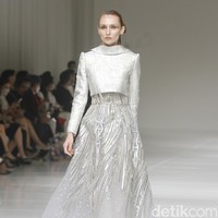 Inilah koleksi terbaru Sebastian GKoleksi busana terbaru Sebastian Gunawan Signature 2022/2023 mengangkat tema Golden Muse yang dipamerkan dalam fashion show di Jakarta, Selasa (19/07/2022). Foto: Mohammad Abduh/Wolipop.