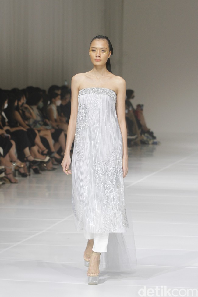 Koleksi busana terbaru Sebastian Gunawan Signature 2022/2023 mengangkat tema Golden Muse yang dipamerkan dalam fashion show di Jakarta, Selasa (19/07/2022). Foto: Mohammad Abduh/Wolipop.