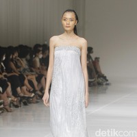 Koleksi busana terbaru Sebastian Gunawan Signature 2022/2023 mengangkat tema Golden Muse yang dipamerkan dalam fashion show di Jakarta, Selasa (19/07/2022). Foto: Mohammad Abduh/Wolipop.