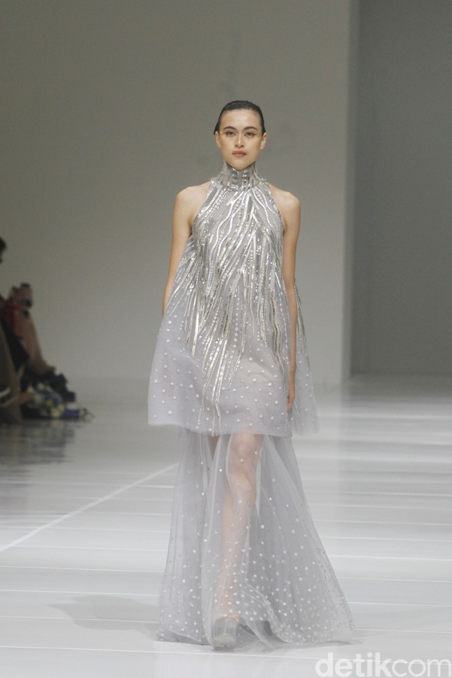 Koleksi busana terbaru Sebastian Gunawan Signature 2022/2023 mengangkat tema Golden Muse yang dipamerkan dalam fashion show di Jakarta, Selasa (19/07/2022).  Foto: Mohammad Abduh/Wolipop.