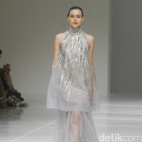 Koleksi busana terbaru Sebastian Gunawan Signature 2022/2023 mengangkat tema Golden Muse yang dipamerkan dalam fashion show di Jakarta, Selasa (19/07/2022).  Foto: Mohammad Abduh/Wolipop.