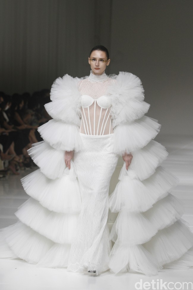 Koleksi busana terbaru Sebastian Gunawan Signature 2022/2023 mengangkat tema Golden Muse yang dipamerkan dalam fashion show di Jakarta, Selasa (19/07/2022). Foto: Mohammad Abduh/Wolipop.